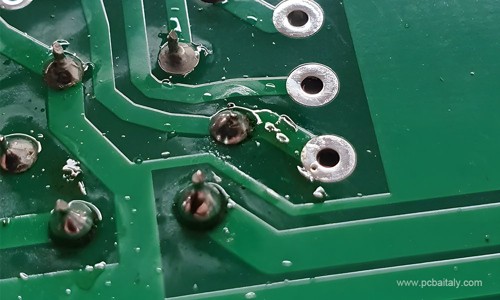 Residui di flussante sul PCB